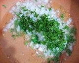 Foto del paso 4 de la receta Muslos de pollo en salsa de limón, azafrán y ajos tiernos