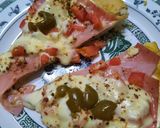 Foto del paso 8 de la receta: Pizza con tomate picado, jamón, queso y olivas