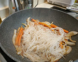 Foto del paso 3 de la receta: Fideos de arroz con verduritas, clara de huevo, txanpis y curry