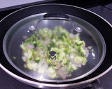 Foto del paso 3 de la receta: Espaguetis integrales con brócoli, salmón y nata al aroma de lima
