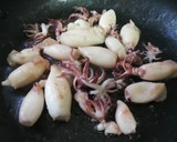 Foto del paso 2 de la receta: Chipirones encebollados al vino blanco 🦑🥂