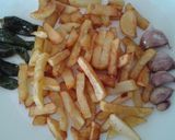 Foto del paso 5 de la receta Huevos fritos con patatas, ajos enteros y pimientos de padrón