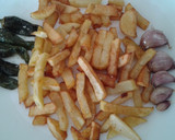 Foto del paso 5 de la receta: Huevos fritos con patatas, ajos enteros y pimientos de padrón