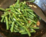 Foto langkah ke 4 dari resep Tumis Kacang Bakso.