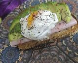 Foto del paso 4 de la receta Tostada con aguacate y huevo poche