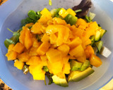 Foto del paso 2 de la receta: Ensalada fresca de aguacate mango y mozzarella