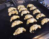 Une image de l'étape 5 de Minis croissants au cheddar, pecorino et pavot bleu.
