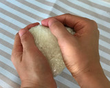 Foto del paso 4 de la receta: Onigiri (bolas de arroz) por Haku de "El viaje de Chihiro"