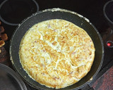 Foto del paso 3 de la receta: Tortilla de papas cocidas, bacon y queso rallado