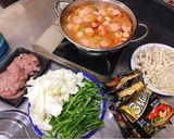 Hình bước làm 4 của món Lẩu chua cay xúc xích kim chi 🍜🐙🦀🌳