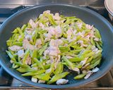 炒扁豆和五花肉片的食譜步驟3照片