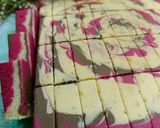 Gambar langkah 9 resipi Kek Marble Neapolitan.