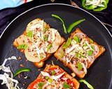 चीजीं वेज ब्रेड पिज़्ज़ा (Cheesy veg bread pizza recipe in Hindi) रेसिपी चरण 7 फोटो