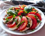Hình bước làm 1 của món Caprese Salad