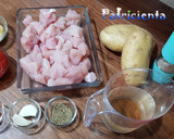 Foto del paso 1 de la receta: Pollo con patatas en salsa al horno