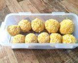 Foto langkah ke 4 dari resep Bola-Bola Nasi Ayam Keju (MPASI 1 tahun lebih).
