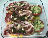 Foto del paso 2 de la receta: Chuletas de cabeza asadas con tomates rellenos al ajo