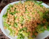Foto del paso 2 de la receta Ensalada de garbanzos, queso fresco y atún