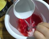 Foto del paso 3 de la receta: Postre de gelatina 🍓 y pionono👌😋
