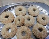 A picture of step 3 of Chicken donuts with Cheese sauce.