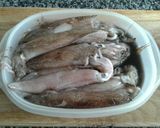 Foto del paso 1 de la receta Calamares relleno de gambas, jamón y verduras en su tinta