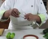 Foto del paso 1 de la receta: Agua de pepino, limón y un toque de perejil