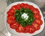 Une image de l'étape 5 de Salade composée de tomates et persil à la mozzarella di buffala et crème de balsamique.