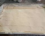 A picture of step 6 of Oreo layered cheesecake brownie.