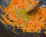 Foto langkah ke 5 dari resep Tumis Wortel Bihun Jagung.