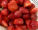 Foto langkah ke 1 dari resep Homemade Strawberry Ice Cream.
