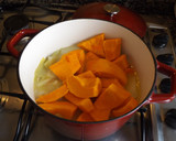 Foto del paso 3 de la receta: Crema otoñal de calabaza y zanahorias con almendras