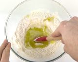 Foto del paso 2 de la receta: Masa de pizza fina sin levadura y sin reposo muy fácil (aromatizada) + trucos