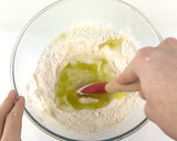 Foto del paso 2 de la receta: Masa de pizza fina sin levadura y sin reposo muy fácil (aromatizada) + trucos