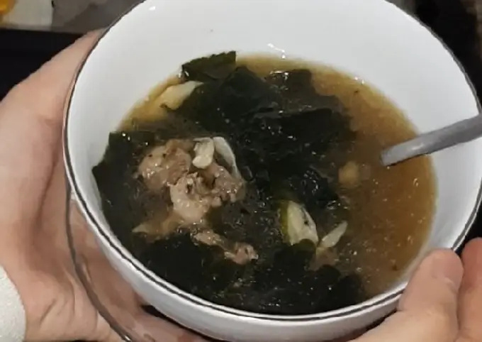 Langkah-langkah untuk membuat Cara membuat Sup Rumput Laut Korea (Miyeokguk) | resep simpel rumahan