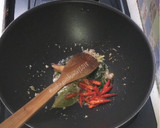 Foto langkah ke 3 dari resep Tumis Cumi Asin dan Otak-Otak (serba iris).
