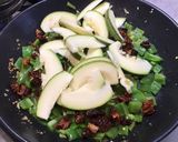 Une image de l'étape 9 de Saucisses fumées aux poivrons verts, tomates séchées et courgette.