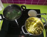 Foto del paso 3 de la receta: Espinacas en salsa con huevos