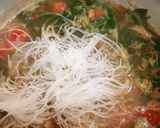 รูปขั้นตอนการทำที่ 3 ของ แกงผักหวานวุ้นเส้นใส่ไข่มดแดงปลาย่าง