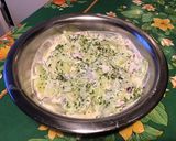 Une image de l'étape 11 de Salade de concombres marinés au chèvre frais, citron, oignon rouge et persil.