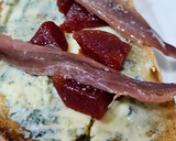 Foto del paso 4 de la receta: Tosta de queso azul, tacos de guayaba y anchoas