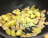 รูปขั้นตอนการทำที่ 3 ของ ไก่ผัดมันฝรั่ง~ไข่ดาว