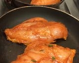Foto del passaggio 2 della ricetta Pollo marinato con paprika e miele, servito con salsa aioli