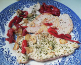 Foto del paso 3 de la receta: Filetes de pechuga de pollo al ajillo con pimientos del piquillo
