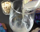 A picture of step 1 of Cranberry Vodka Cocktail.