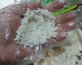 Foto langkah ke 2 dari resep Bola Nasi Goreng Isi Wortel.