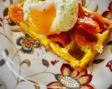 Foto del paso 5 de la receta: Gofre de patata y queso con salmón marinado casero y huevo poché