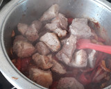 Foto del paso 3 de la receta: Cerdo en salsa con pimientos del piquillo
