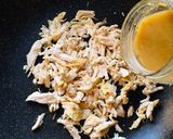 A picture of step 3 of Shredded chicken burger.