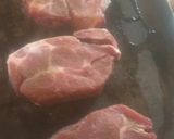 Foto del paso 1 de la receta: Bondiola y verduras a la chapa con ensalada de espinaca y huevo