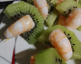 Foto del paso 3 de la receta: Brochetas de gambas y kiwi
